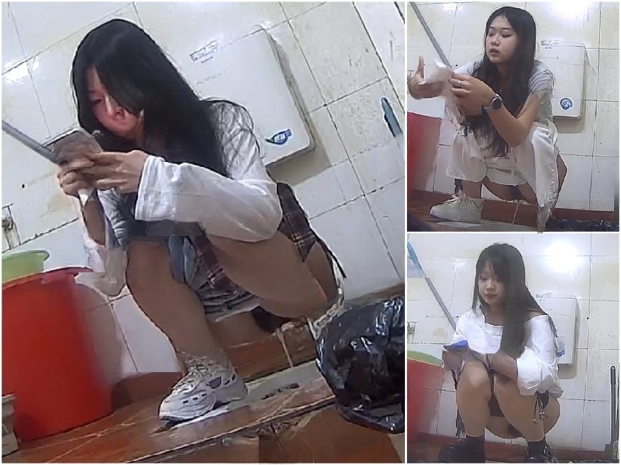 Nude Ass 【オリジナルトイレショット】複数の女子学生が写った大学のトイレのパノラマ写真。親友同士の2組が一緒に用を足している様子も含まれ…